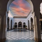 Palatul Bahia, evidențiind plăcile tradiționale arabe și fântâna din Marrakesh, Maroc