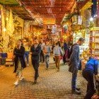 Souk-ul, piața tradițională berberă, este una dintre cele mai importante atracții ale orașului Marrakesh, Maroc