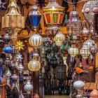 Iluminat marocan de vânzare în souk-urile din Medina din Marrakech, Maroc