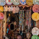 Souk tipic marocan cu vânzare de obiecte artizanale locale în Medina din Marrakech