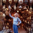 Suveniruri artizanale de vânzare într-un souk din Medina din Marrakech, Maroc