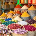 Condimente și esențe de vânzare în piețele și souk-urile din Marrakech, Maroc