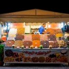 Street food, vânzare de fructe uscate în vechea Medina din Marrakech, Maroc