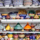 Ustensile de bucătărie cu clasicul tajine marocan de vânzare în souk-urile din Medina din Marrakech