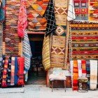 Vânzare de covoare lucrate manual în souk-urile din Medina din Marrakech