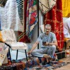 Vânzători de covoare în souk-urile din Medina din Marrakech