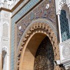 Detalii ale mozaicurilor și decorațiunilor portalului de intrare al Palatului Regal din Casablanca