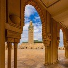 Detaliu al coloanelor cu vedere spre piața moscheei Hassan II din Casablanca, Maroc