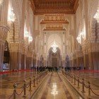 Detaliu al coloanelor cu vedere spre piața moscheei Hassan II din Casablanca, Maroc