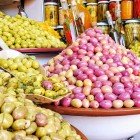 Olive marocane tipice de vânzare într-un souk din vechea Medina a Casablanca