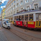 Tramvay de epocă caracteristic pe străzile din Lisabona