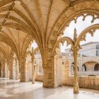 Frumoase boltiri reticulare în claustrul Mănăstirii Jerónimos, în cartierul Belém din Lisabona, Portugalia