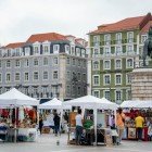 Piață locală tipică în cartierul Baixa din Lisabona, Portugalia