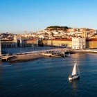 Vedere asupra râului Tajo de pe Praça do Comércio din Lisabona