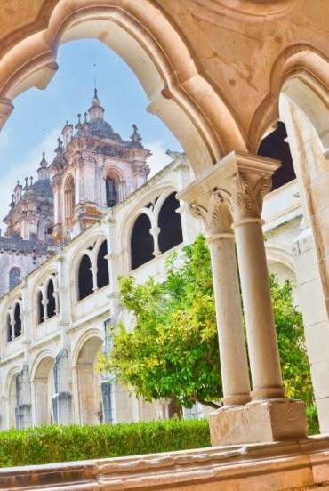 Vedere a Mănăstirii din Alcobaça din unul dintre arcurile gotice spectaculoase din interiorul său