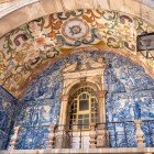 Detalii ale intrării Porta da Vila, evidențiind Patimile lui Hristos reprezentate cu azulejos, frumoase plăci ceramice tipice portugheze.