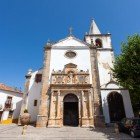 Igreja de Santa Maria, o biserică medievală cu un portal renascentist în orașul Óbidos din Portugalia.