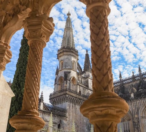 Vedere a Mănăstirii Santa Maria da Vitória din piața din fața acesteia în Batalha, Portugalia