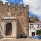 Porta da Vila, principala intrare în oraș, construită cu o intrare foarte mică pentru a se apăra de raidurile cavaleriei medievale.