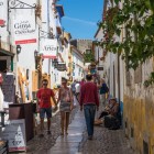 Rua Direita în Óbidos, strada de cumpărături preferată de turiști.