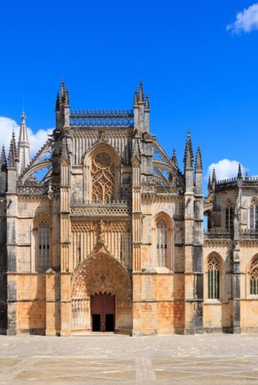 Vedere a Mănăstirii Santa Maria da Vitória din piața din fața acesteia în Batalha, Portugalia