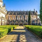 Vederea magnificelor grădini și a Mănăstirii Santa Maria da Vitória din Batalha, Portugalia