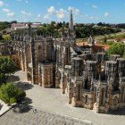 Vedere din drone a Mănăstirii Santa Maria da Vitória, un splendid exemplu de stil gotic târziu în orașul Batalha, Portugalia