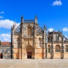 Vedere a Mănăstirii Santa Maria da Vitória din piața din fața acesteia în Batalha, Portugalia