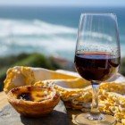 Pahar de vin Porto și Pastel de nata, o plăcintă tipică portugheză cu cremă de ou