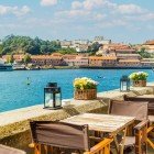 Vedere a unei cafenele în aer liber pe malurile râului Douro din Porto, Portugalia