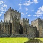 Castelul de la Guimarães, construit în perioada medievală (secolul X)