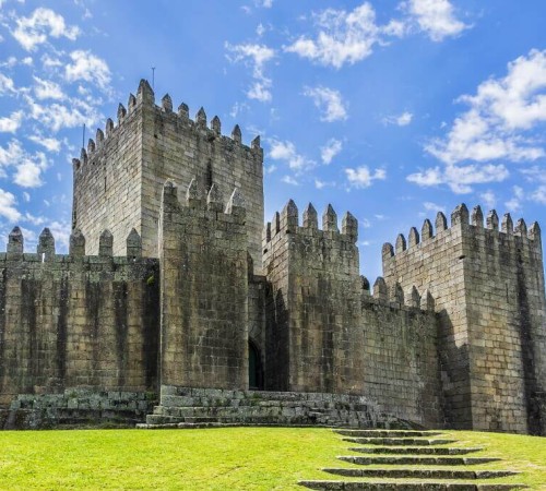 Castelul de la Guimarães, construit în perioada medievală (secolul X)