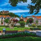 În perspectivă, castelul Leiria care domină centrul istoric al Fatimei din Portugalia