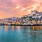 Vedere a centrului istoric al orașului Porto și a barjelor de pe râul Douro în Portugalia