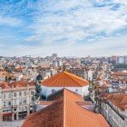 Vedere aerială a centrului istoric din Porto de la turnul Bisericii Clérigos din Portugalia