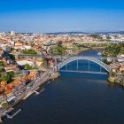 Vedere aerială a Podului Luis I din orașul Porto peste râul Douro în Portugalia