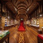 Vedere a interiorului istoricei Librării Lello (Livraria Lello) din Porto, Portugalia