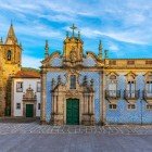 Capela Sfântul Francisc din Guimarães, construită în secolul al XV-lea, dispune de o navă amplă și decorațiuni din lemn aurite, precum și de azulejos notabile din secolul al XVIII-lea