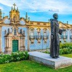 Capela Sfântul Francisc din Guimarães evidențiază statuia Sfântului și frumusețea strălucitoare a decorațiunilor cu azulejos