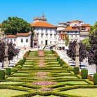 Igreja de Nossa Senhora da Consolação e Santos Passos, din secolul al XVI-lea. Situată în Largo da República do Brasil din Guimarães, este un exemplu foarte frumos de baroc portughez și se remarcă prin grădina sa frumoasă, bogată în flori și culori