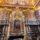 Detalii despre vechea bibliotecă a Universității din Coimbra, cea mai veche din Portugalia și printre primele din Europa