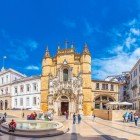 Piața și exteriorul bisericii Santa Croce în orașul Coimbra, Portugalia