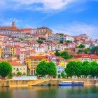 Vedere de pe râul Mondego a centrului istoric al orașului Coimbra din Portugalia