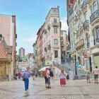 Priveliște a centrului orașului Coimbra, observând arhitectura caselor vechi cu profile foarte înguste, acum ocupate în cea mai mare parte de cafenele istorice