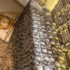 Capela Oaselor (Capela dos Ossos) din interiorul Bisericii São Francisco conține peste 5000 de schelete exhumate din 5 cimitire ale orașului, folosite și ca elemente arhitecturale și decorative