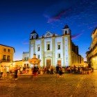 Piața Giraldo (Praça do Giraldo), evidențiind fântâna centrală din marmură cu opt cișmele reprezentând principalele străzi din Évora, cu Biserica Santo Antão, construită în 1557 de regele Henrique, imediat în spate