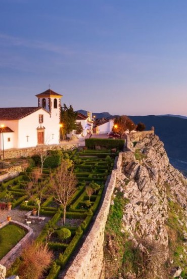 Castelul Marvão la apus, un mic și pittoresc sat din Alentejo, Portugalia, care oferă o vedere spectaculoasă asupra peisajului