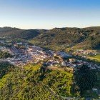 Vizualizare aerială cu drona a Castelo de Vide în Alentejo, Portugalia, din munții Serra de São Mamede