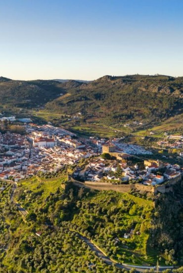 Vizualizare aerială cu drona a Castelo de Vide în Alentejo, Portugalia, din munții Serra de São Mamede