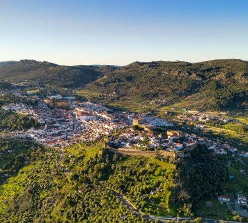 Vizualizare aerială cu drona a Castelo de Vide în Alentejo, Portugalia, din munții Serra de São Mamede